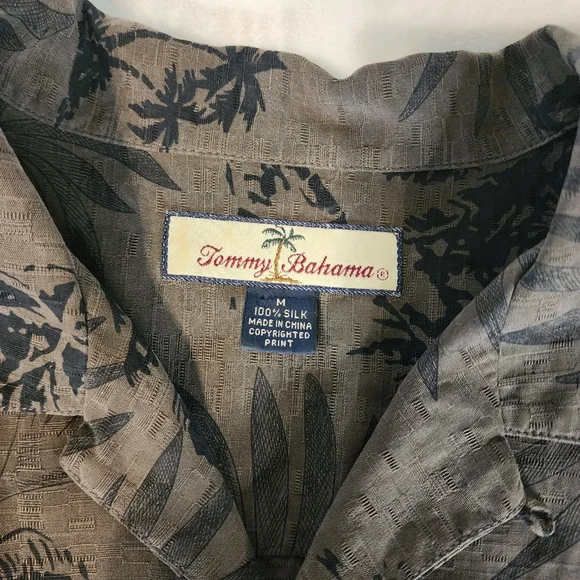 Tommy Bahama 100% Silk Button Down Short Sleeve Shirt Mens Size Medium Tropical - Picture 2 of 6